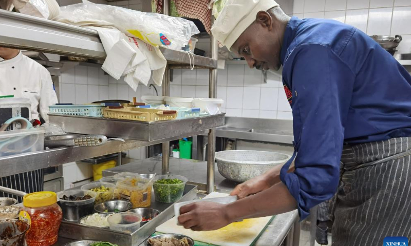 A Namibian chef prepares a Chinese dish at a restaurant in Windhoek, Namibia, on Nov. 12, 2022. Photo: Xinhua