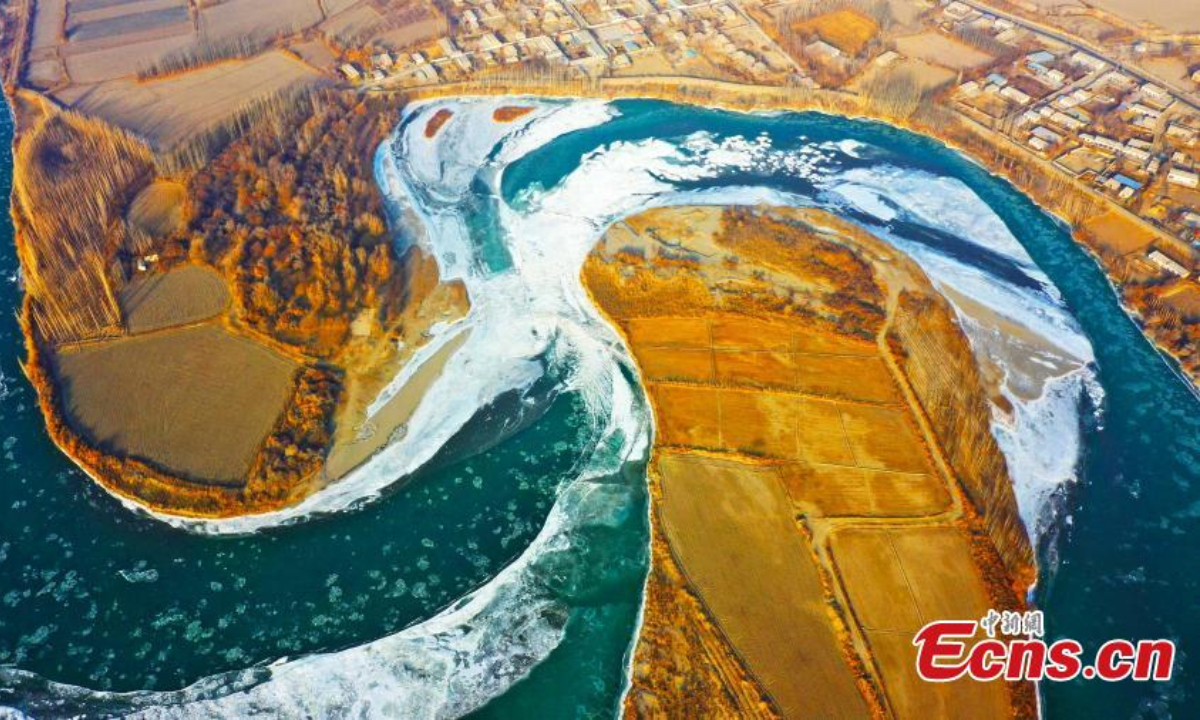 Aerial view shows drift ice floating in the Kaidu River with snow on the river bank in Hejing County, northwest China's Xinjiang Uyghur Autonomous Region, Dec 15, 2022. Photo: China News Service