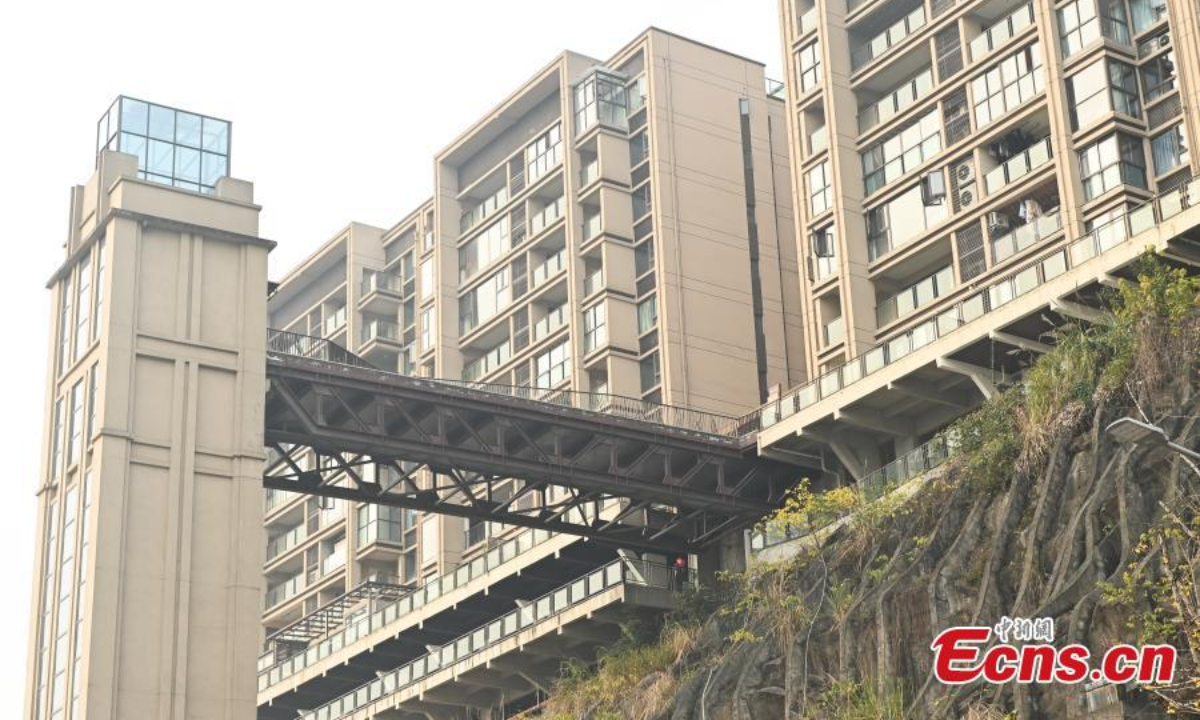 An outdoor elevator is stalled on the mountain side of residential buildings in Chongqing, Dec 23, 2022. Photo:China News Service