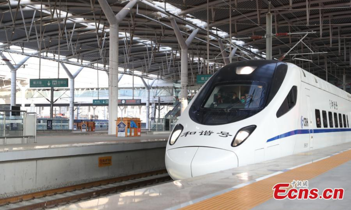 The first train of the Yinchuan to Lanzhou High-Speed Railway departs Yinchuan Station in northwest China's Ningxia Hui Autonomous Region, Dec. 29, 2022. Photo: China News Service