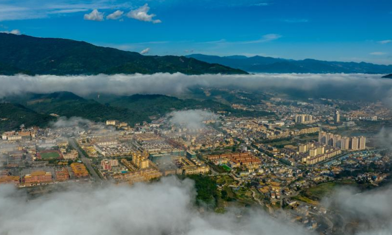 This aerial photo taken on Dec. 8, 2022 shows the sea of clouds in Cangyuan Wa Autonomous County, Lincang City of southwest China's Yunnan Province. (Xinhua/Jiang Wenyao)