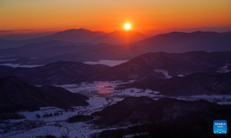 This photo taken on Jan. 1, 2023 shows the sunrise scenery in Jilin City, northeast China's Jilin Province. (Xinhua/Yan Linyun)