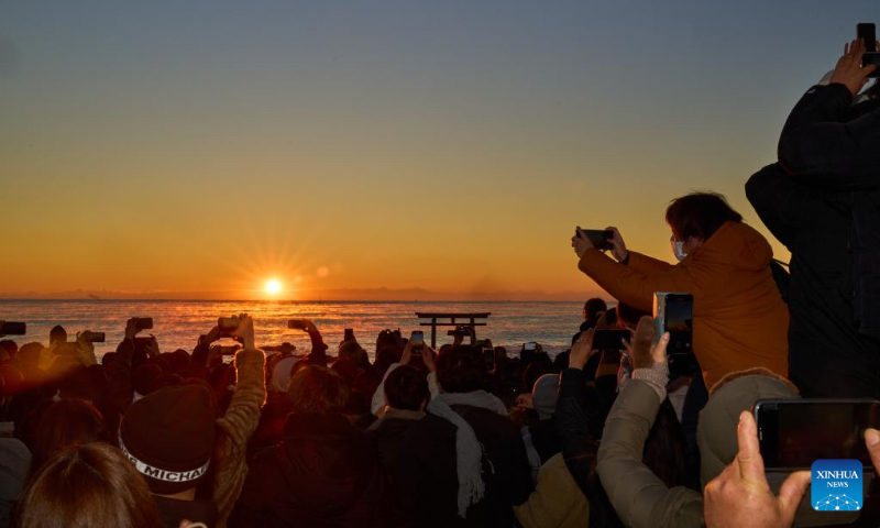 People take pictures of sunrise in Ibaraki Prefecture, Japan, Jan. 1, 2023. (Xinhua/Zhang Xiaoyu)