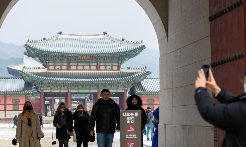 Tourists visit the Gyeongbokgung Palace in snow in Seoul, South Korea, Dec. 3, 2022. (Xinhua/Wang Yiliang)