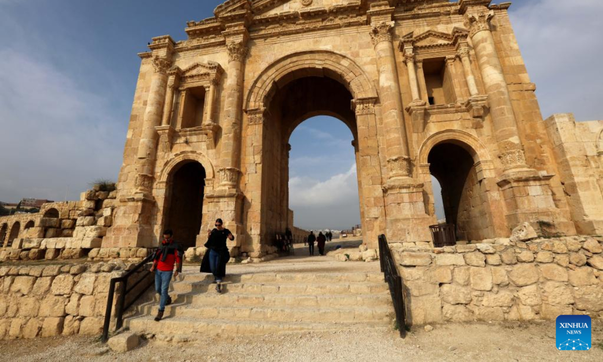 Tourists visit a Roman archeological site in Jerash, Jordan, on Dec 23, 2022. Photo:Xinhua