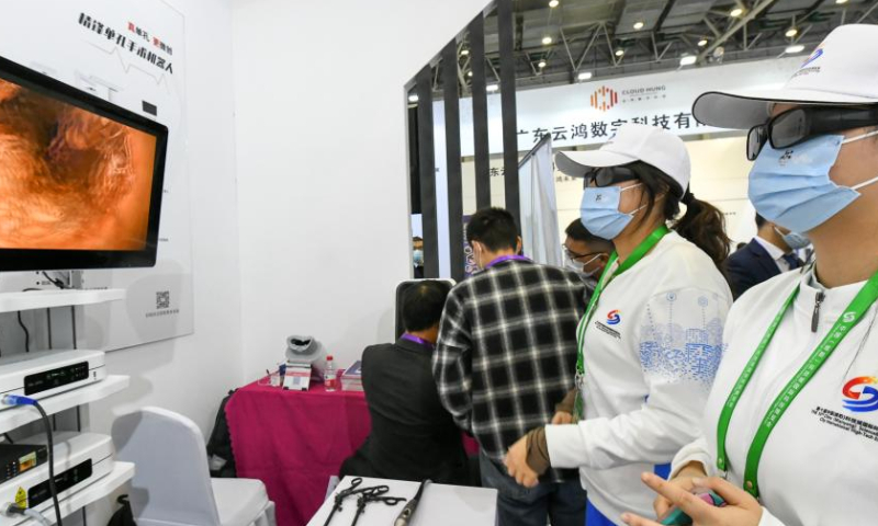 Volunteers wear special glasses to view a 3D display screen connected to the endoscope at the 10th China (Mianyang) Science and Technology City International High-Tech Expo in Mianyang, southwest China's Sichuan Province, Nov. 16, 2022. Photo: Xinhua