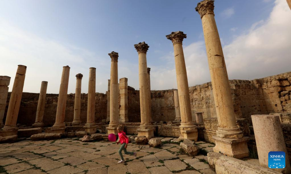 Tourists visit a Roman archeological site in Jerash, Jordan, on Dec 23, 2022. Photo:Xinhua