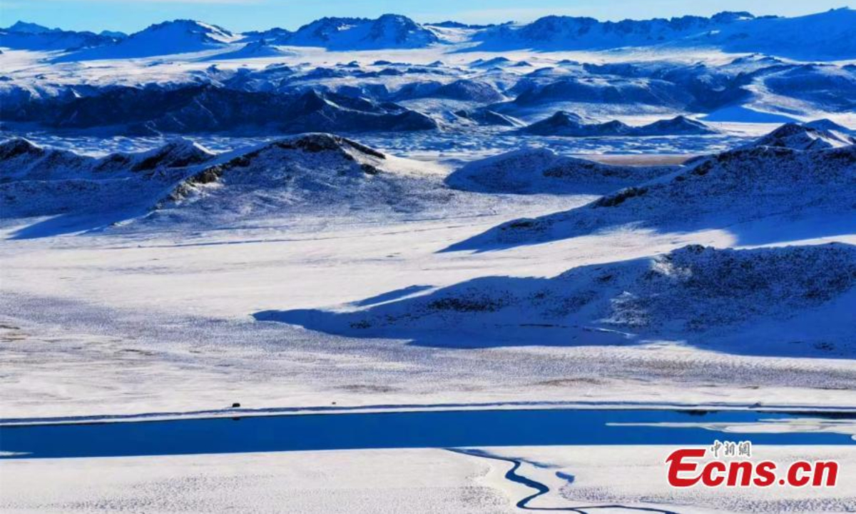 Snow-covered mountains embrace the bright, blue sky above the Bayanbulak grassland, Hejing County, Northwest China's Xinjiang Uyghur Autonomous Region. Photo:China News Service