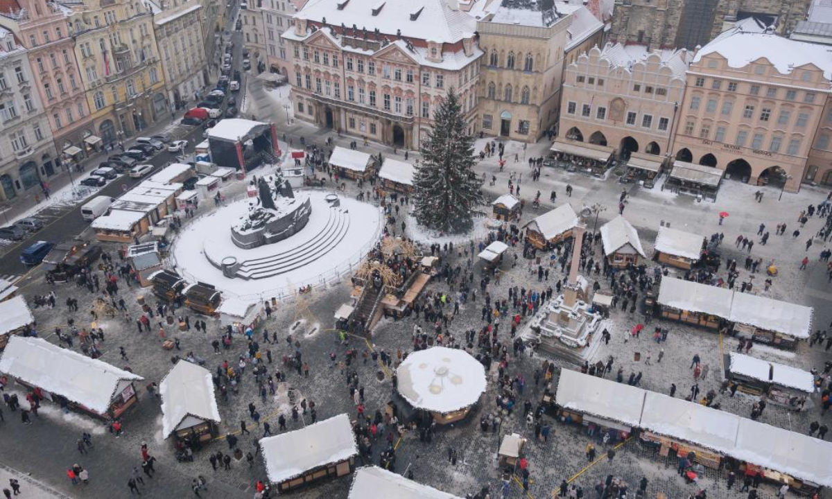 This photo taken on Dec 16, 2022 shows a Christmas market at the Old Town Square in Prague, Czech Republic.Photo:Xinhua