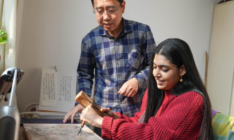 Gurmehar Singh learns how to create Yangliuqing woodblock prints under the instruction of artist Liu Jie in north China's Tianjin, Nov. 17, 2022.

In 1999, Gurmehar Singh moved with her parents from India to China at the age of five. Over the next 23 years, she has lived and studied in Chinese cities such as Beijing and Tianjin.

As a great fan of painting, Singh would visit museums and art galleries, exposing herself to many techniques of traditional Chinese painting whenever had time. Singh now runs her own art studio and teaches painting in Tianjin. The years in China have deeply affected the style of Singh's paintings. (Xinhua/Sun Fanyue)