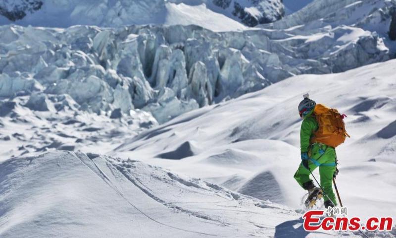 File photo shows Chinese climber Han Zijun braving extreme conditions and endured physical hardship to reach the top of a mountain. (Photo provided to China News Service)