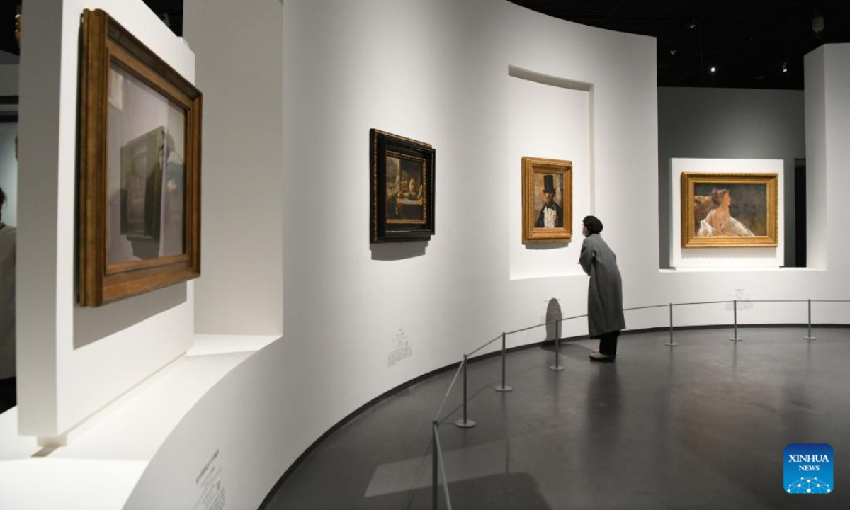 A visitor looks at a painting at an exhibition of modern and contemporary European artworks in Chengdu Museum in Chengdu, southwest China's Sichuan Province, Nov 25, 2022. Photo:Xinhua