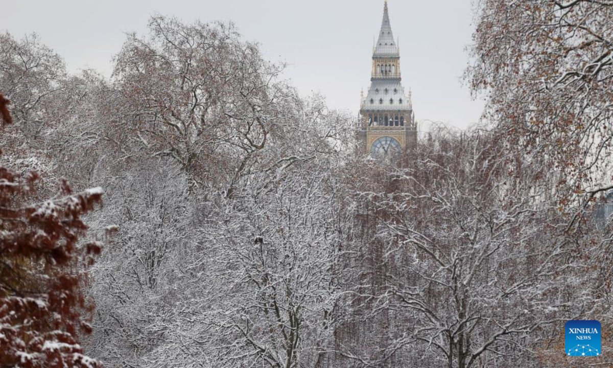 Trees are covered in snow in front of Big Ben in London, Britain, Dec 12, 2022. Snow blanketed London on Monday. Photo:Xinhua