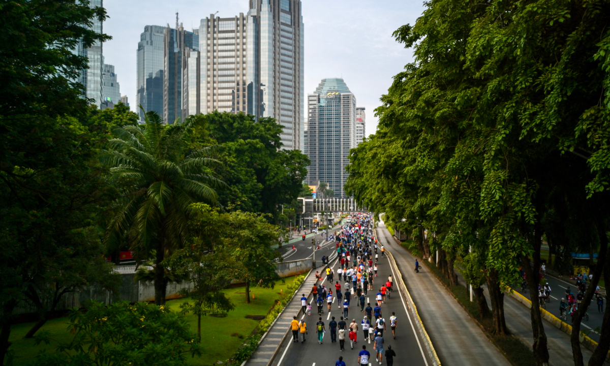 People exercise on a main thoroughfare on December 4, 2022 during Car Free Day, where select roads in the Indonesian capital are closed to motorized vehicles from 6-11 am Sundays and opened to pedestrians and bicyclists in Jakarta, Indonesia. Photo: AFP