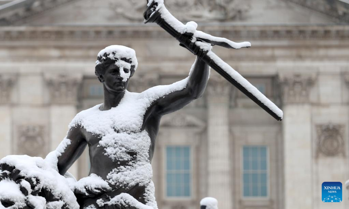 A sculpture is covered by snow in front of Buckingham Palace in London, Britain, Dec 12, 2022. Snow blanketed London on Monday. Photo:Xinhua