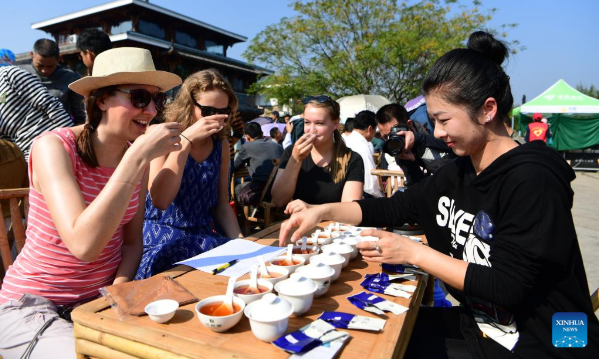 Foreign visitors taste Wuyi rock tea at a tea tasting competition in Wuyishan, southeast China's Fujian Province, Oct 28, 2017. Photo:Xinhua