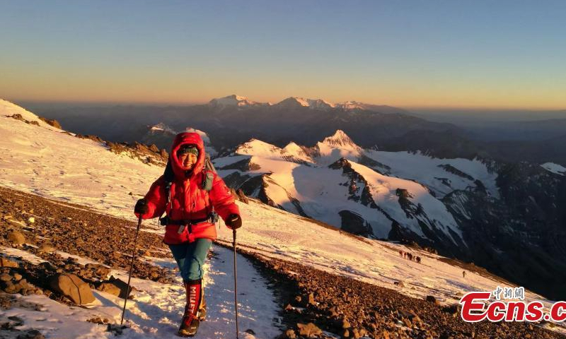 File photo shows Chinese climber Han Zijun braving extreme conditions and endured physical hardship to reach the top of a mountain. (Photo provided to China News Service)