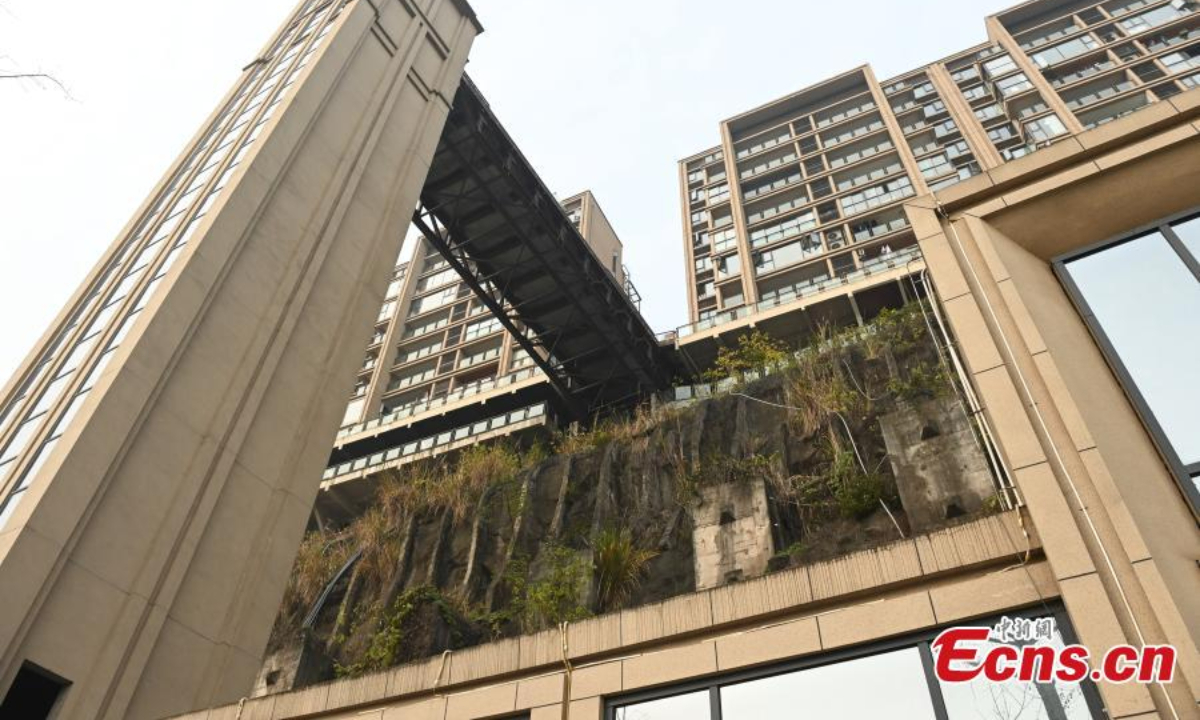 An outdoor elevator is stalled on the mountain side of residential buildings in Chongqing, Dec 23, 2022. Photo:China News Service