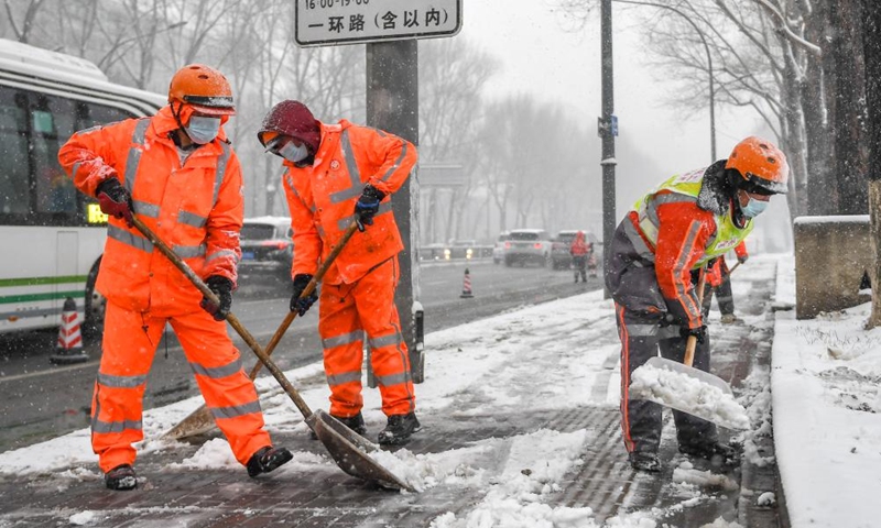 Sanitation workers remove snow by the road in Changchun, northeast China's Jilin Province, Nov. 12, 2022. A snowfall hit some parts of Jilin Province on Saturday. (Xinhua/Zhang Nan)