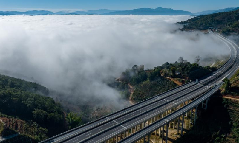 This aerial photo taken on Dec. 8, 2022 shows a highway amid sea of clouds in Lincang City of southwest China's Yunnan Province. (Xinhua/Jiang Wenyao)