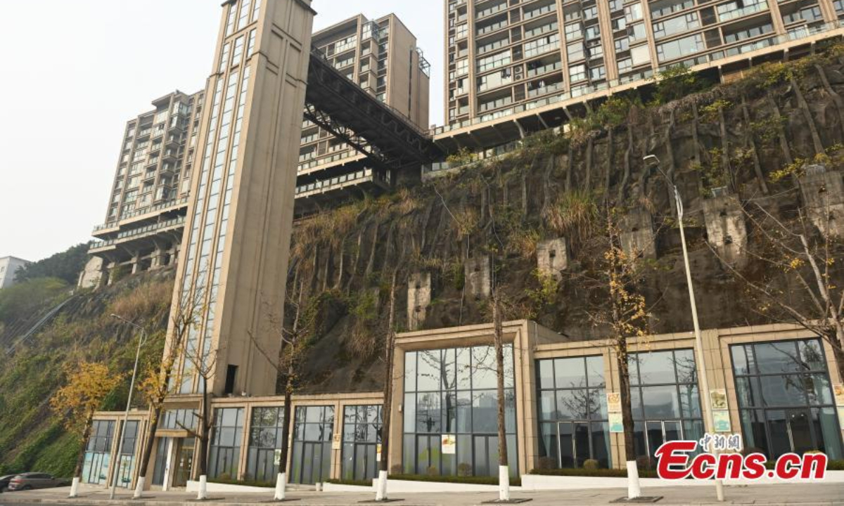 An outdoor elevator is stalled on the mountain side of residential buildings in Chongqing, Dec 23, 2022. Photo:China News Service