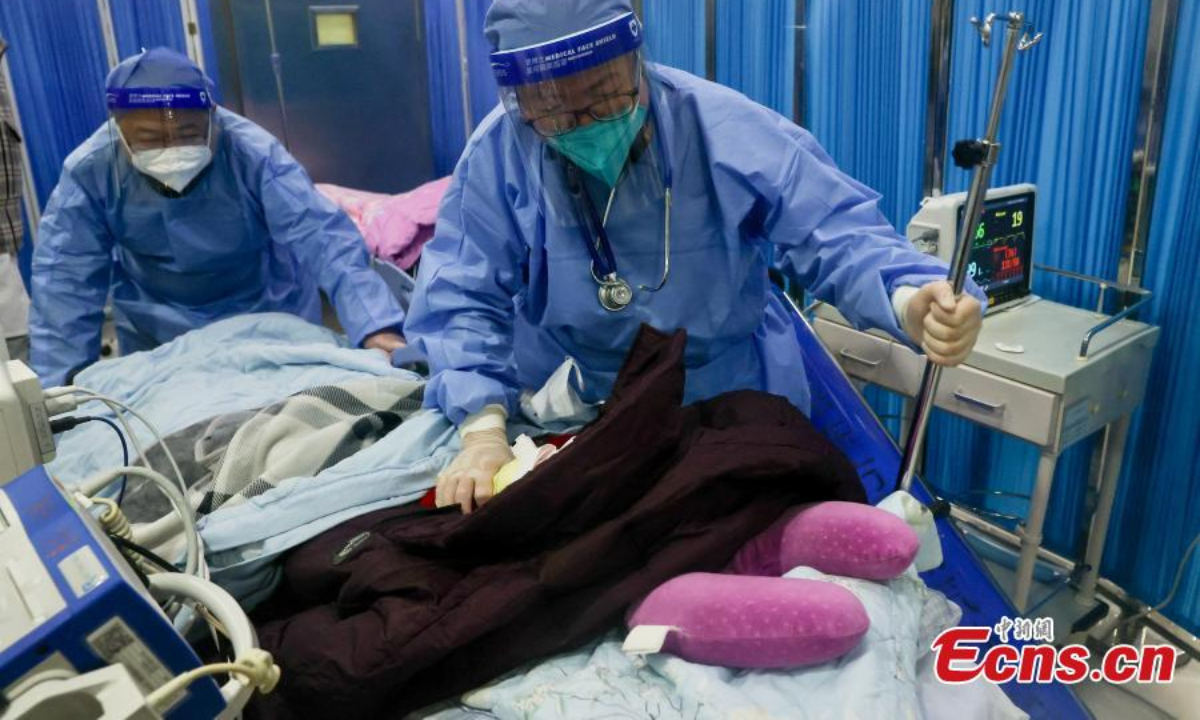 Medical workers take care of a critically ill patient at the emergency department of Beijing Chaoyang Hospital of Capital Medical University in Beijing, Dec 27, 2022. Photo:China News Service