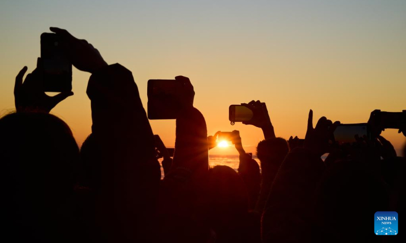 People take pictures of sunrise in Ibaraki Prefecture, Japan, Jan. 1, 2023. (Xinhua/Zhang Xiaoyu)