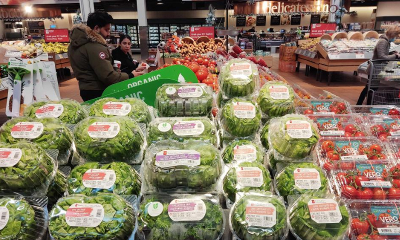 Customers shop at a supermarket in Mississauga, Ontario, Canada, on Nov. 16, 2022. Canada's consumer price index (CPI) rose 6.9 percent year over year in October, matching the increase in September, Statistics Canada said on Wednesday. Photo: Xinhua