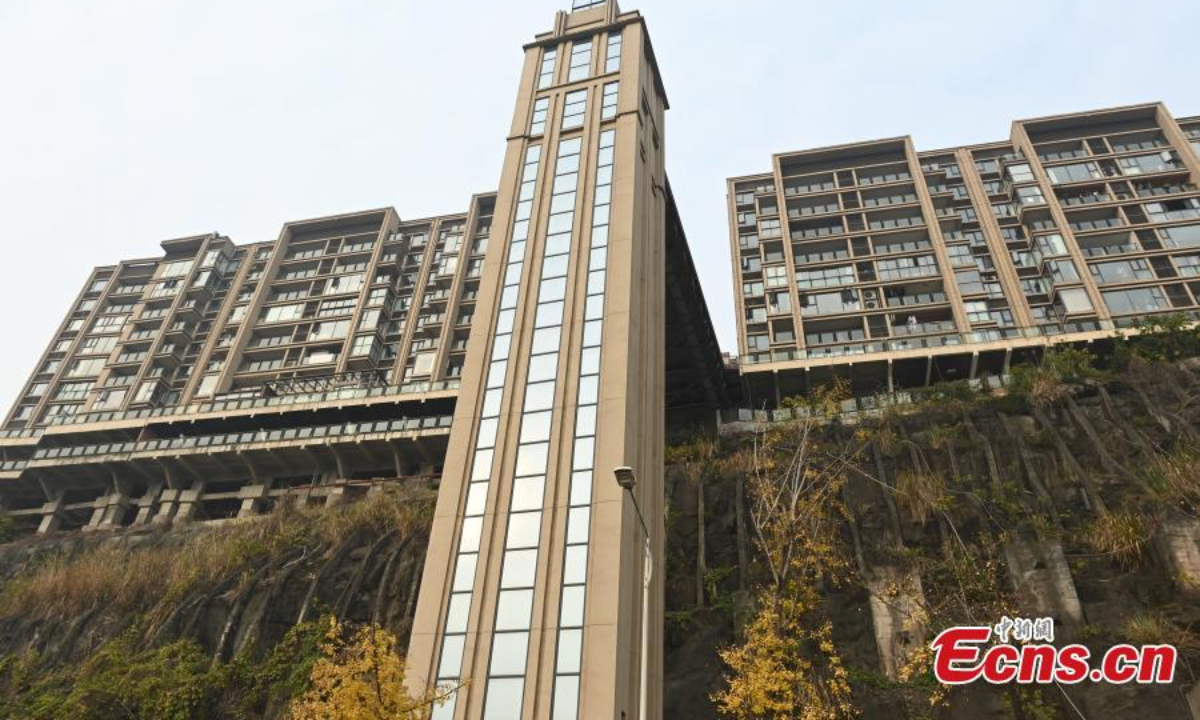 An outdoor elevator is stalled on the mountain side of residential buildings in Chongqing, Dec 23, 2022. Photo:China News Service