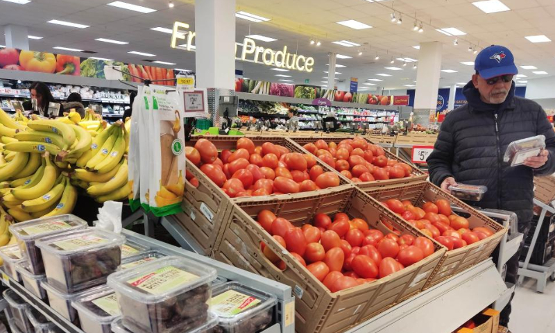 A customer shops at a supermarket in Mississauga, Ontario, Canada, on Nov. 16, 2022. Canada's consumer price index (CPI) rose 6.9 percent year over year in October, matching the increase in September, Statistics Canada said on Wednesday. Photo: Xinhua