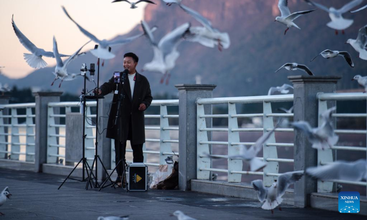 A livestreamer is seen by the bank of Dianchi Lake in Kunming, southwest China's Yunnan Province, Nov 17, 2022. Photo:Xinhua