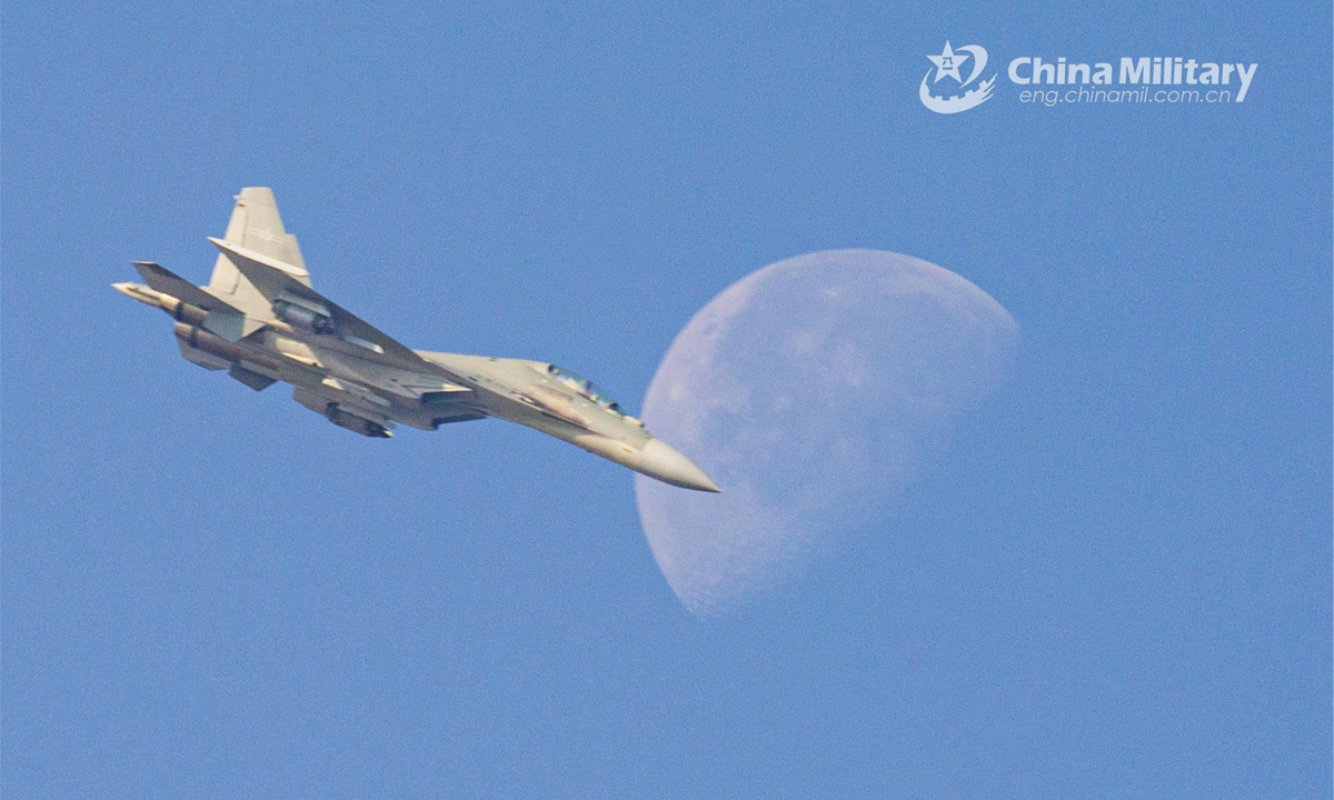 A fighter jet attached to an aviation brigade under the PLA Air Force practices diving maneuver during a flight training exercise on November 15, 2022. Photo: China Military