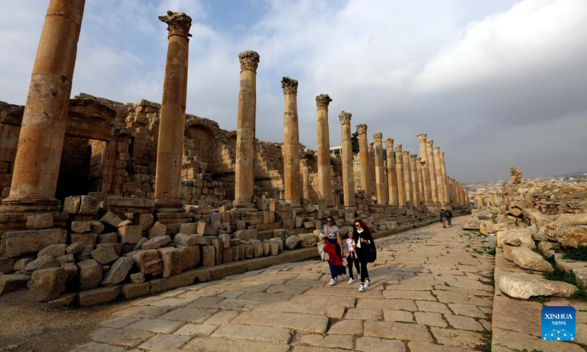 Tourists visit a Roman archeological site in Jerash, Jordan, on Dec 23, 2022. Photo:Xinhua