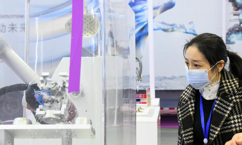 A visitor views a flexible robot at the 10th China (Mianyang) Science and Technology City International High-Tech Expo in Mianyang, southwest China's Sichuan Province, Nov. 16, 2022. Photo: Xinhua