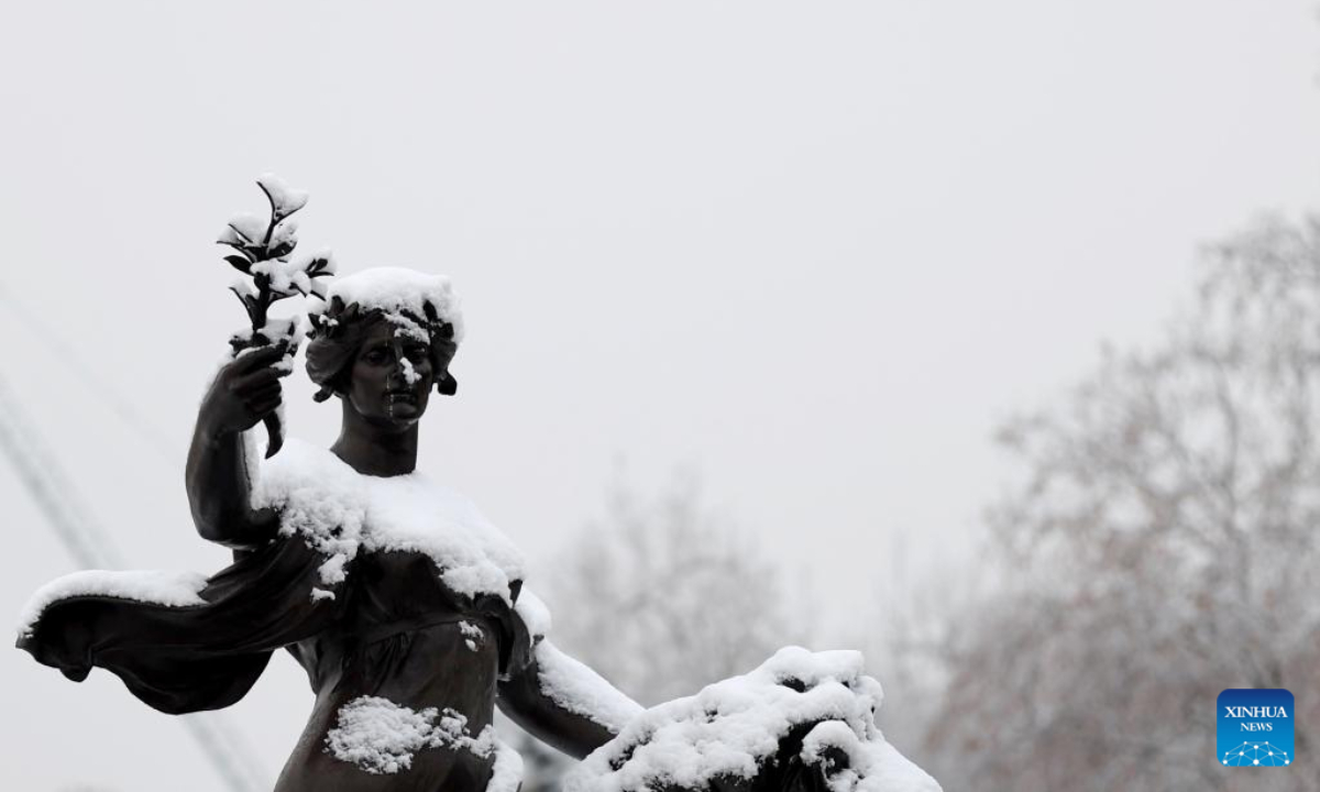 A sculpture is covered by snow in front of Buckingham Palace in London, Britain, Dec 12, 2022. Snow blanketed London on Monday. Photo:Xinhua