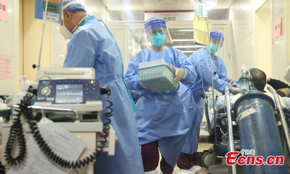 Medical workers are busy at the emergency department of Beijing Chaoyang Hospital of Capital Medical University in Beijing, Dec 27, 2022. Photo:China News Service