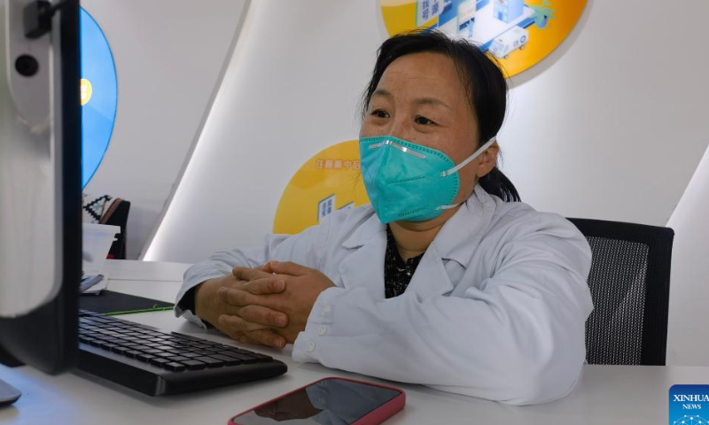 Wu Hongyan, a doctor of pediatrics at the First Affiliated Hospital of Xi'an Jiaotong University, provides consultations through internet in Xi'an, northwest China's Shaanxi Province, Dec. 27, 2022. Photo: Xinhua