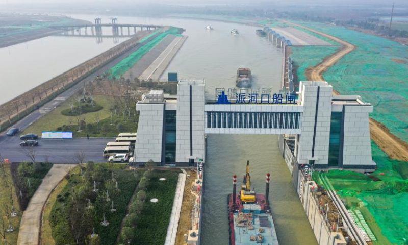 This aerial photo shows vessels passing the Paihekou Lock of a mega water project to divert water from the Yangtze River to the Huaihe River, in east China's Anhui Province, Dec. 30, 2022. Photo: Xinhua