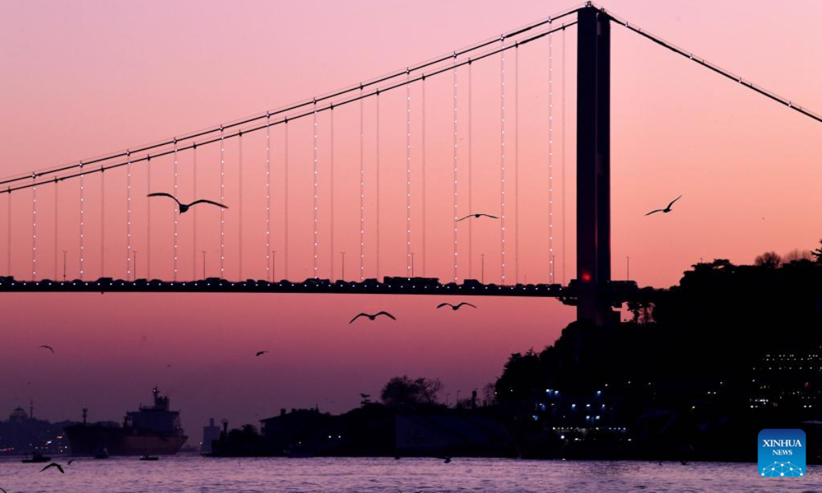 This photo taken on Dec 22, 2022 shows the Bosporus Strait in sunset glow in Istanbul, Türkiye. Photo:Xinhua