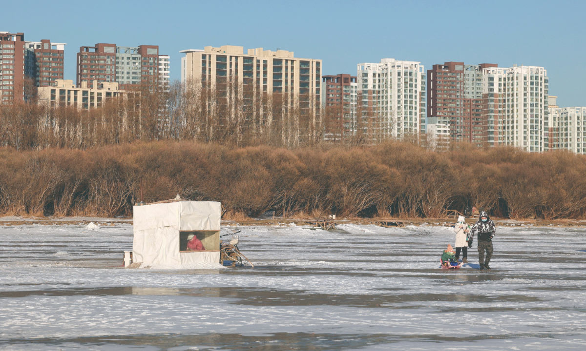 An ice house for fishermen appears on the ice surface of Songhua River in Harbin, Northeast China’s Heilongjiang Province on December 5, 2022. Photo: IC