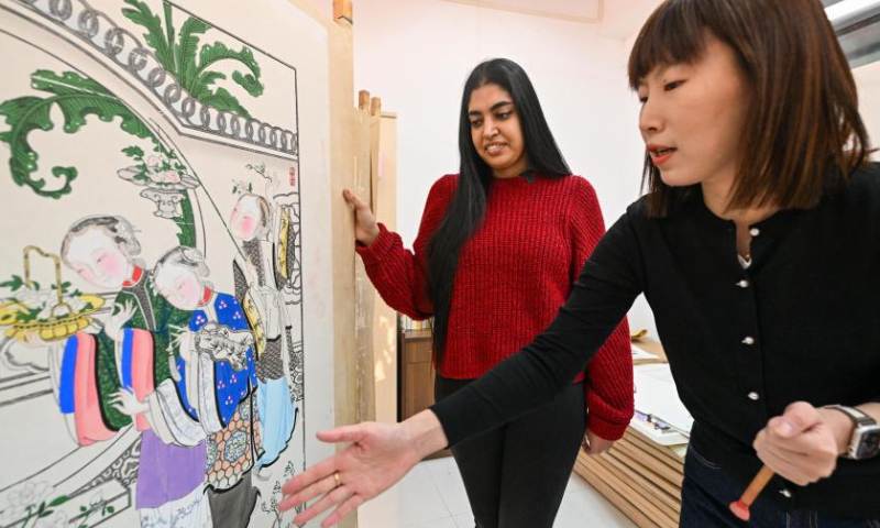 Gurmehar Singh learns from artist Wang Yan (R) about how to create Yangliuqing woodblock prints in north China's Tianjin, Nov. 17, 2022.

In 1999, Gurmehar Singh moved with her parents from India to China at the age of five. Over the next 23 years, she has lived and studied in Chinese cities such as Beijing and Tianjin.

As a great fan of painting, Singh would visit museums and art galleries, exposing herself to many techniques of traditional Chinese painting whenever had time. Singh now runs her own art studio and teaches painting in Tianjin. The years in China have deeply affected the style of Singh's paintings. (Xinhua/Sun Fanyue)