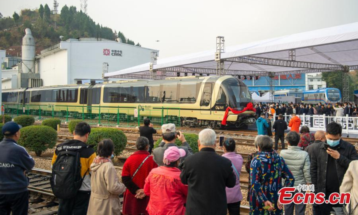 People take photos of China's first rack-and-pinion railway train in Ziyuang, southwest China's Sichuan Province, Nov 24, 2022. Photo:Xinhua