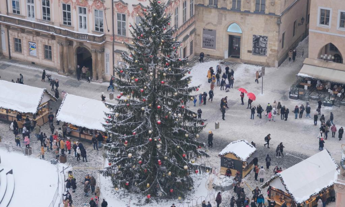 This photo taken on Dec 16, 2022 shows a Christmas market at the Old Town Square in Prague, Czech Republic. Photo:Xinhua