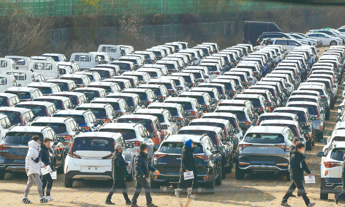 Kia group, South Korea’s second-biggest carmaker, hires people to move new cars to a soccer field on December 6, 2022, after Kia workers voted to strike over their demands for higher pay and better working conditions since late November. Photo: VCG