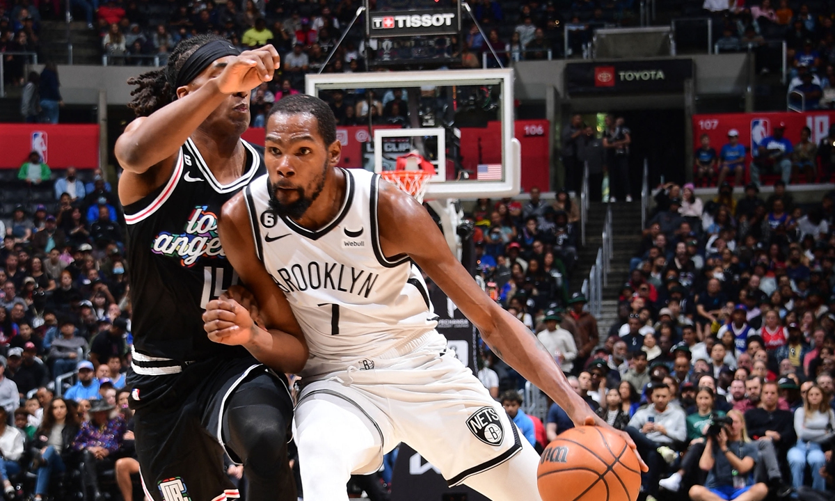 Kevin Durant (right) of the Brooklyn Nets dribbles the ball during the game against the LA Clippers at Crypto.com Arena in Los Angeles, California on November 12, 2022. Photo: AFP