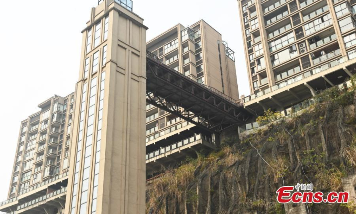 An outdoor elevator is stalled on the mountain side of residential buildings in Chongqing, Dec 23, 2022. Photo:China News Service