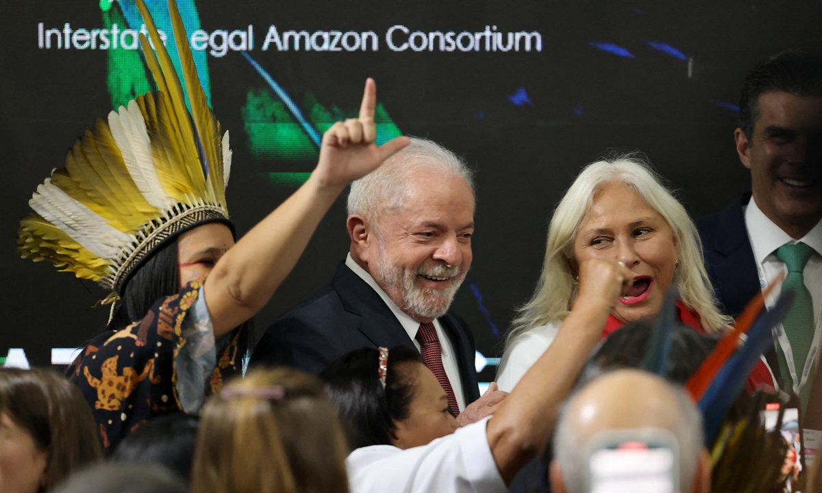 Brazilian president-elect Luiz Inacio Lula da Silva (center) smiles during a discussion about the Amazon Forest at the COP27 climate conference in Egypt's Red Sea resort city of Sharm el-Sheikh on November 16, 2022. Photo: AFP