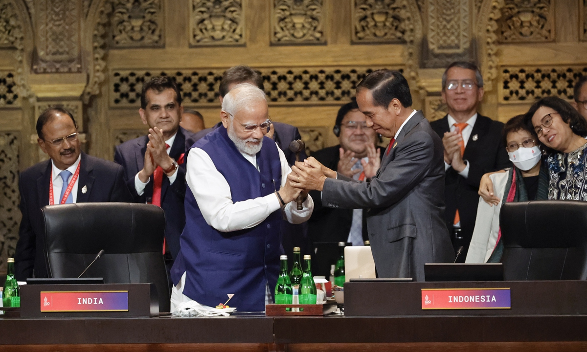 Indonesian President Joko Widodo passes the gavel to Indian Prime Minister Narendra Modi in a handover
ceremony during the G20 Leaders' Summit in Bali, Indonesia, on November 16, 2022. India was handed the presidency of the G20 at the closing session of the two-day summit. Photo: IC