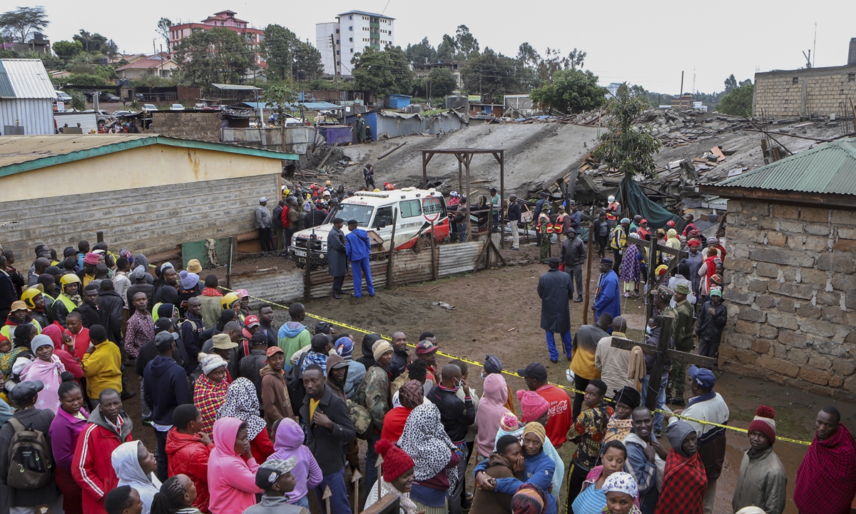 Onlookers gather at the scene of a building collapse in Ruaka, on the outskirts of the capital Nairobi, Kenya on November 17, 2022. The collapse of the multi-story building under construction, the second such collapse in Nairobi in a matter of days, killed two people, authorities said. Photo: VCG