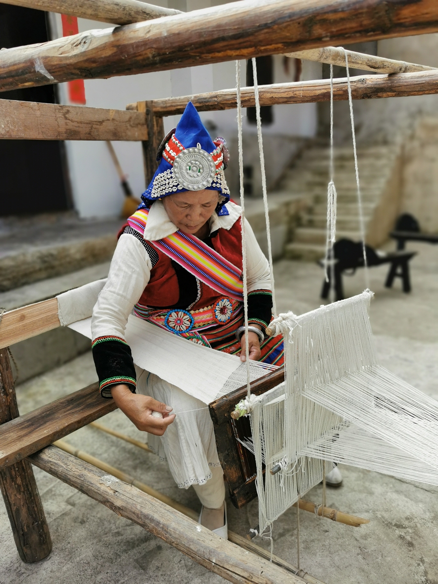 Hanging decoration made with Lisu ethnic embroidery   A Lisu ethnic craftswoman makes traditional fabric. Photos: Courtesy of Li Changping 